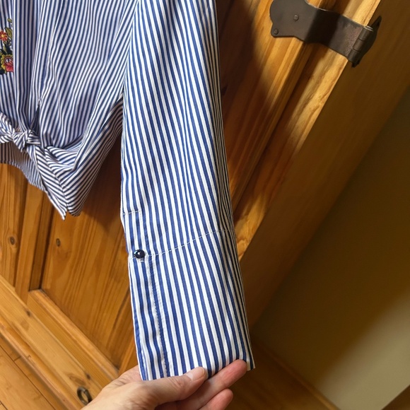 Davi & Dani Top Blue White Floral Embroidery Long Sleeve Knot Waist Women's L - Picture 4 of 10